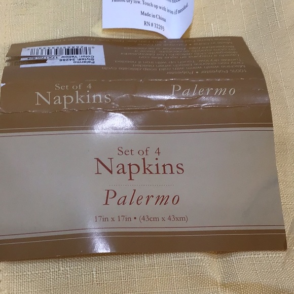 NIP four large dinner napkins - Picture 5 of 6